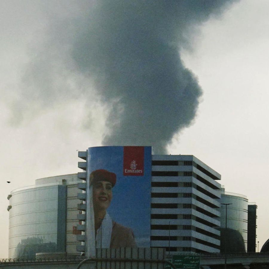 ড্রোন হামলার পর দুবাই বিমানবন্দরের সামনে ধোঁয়া।
