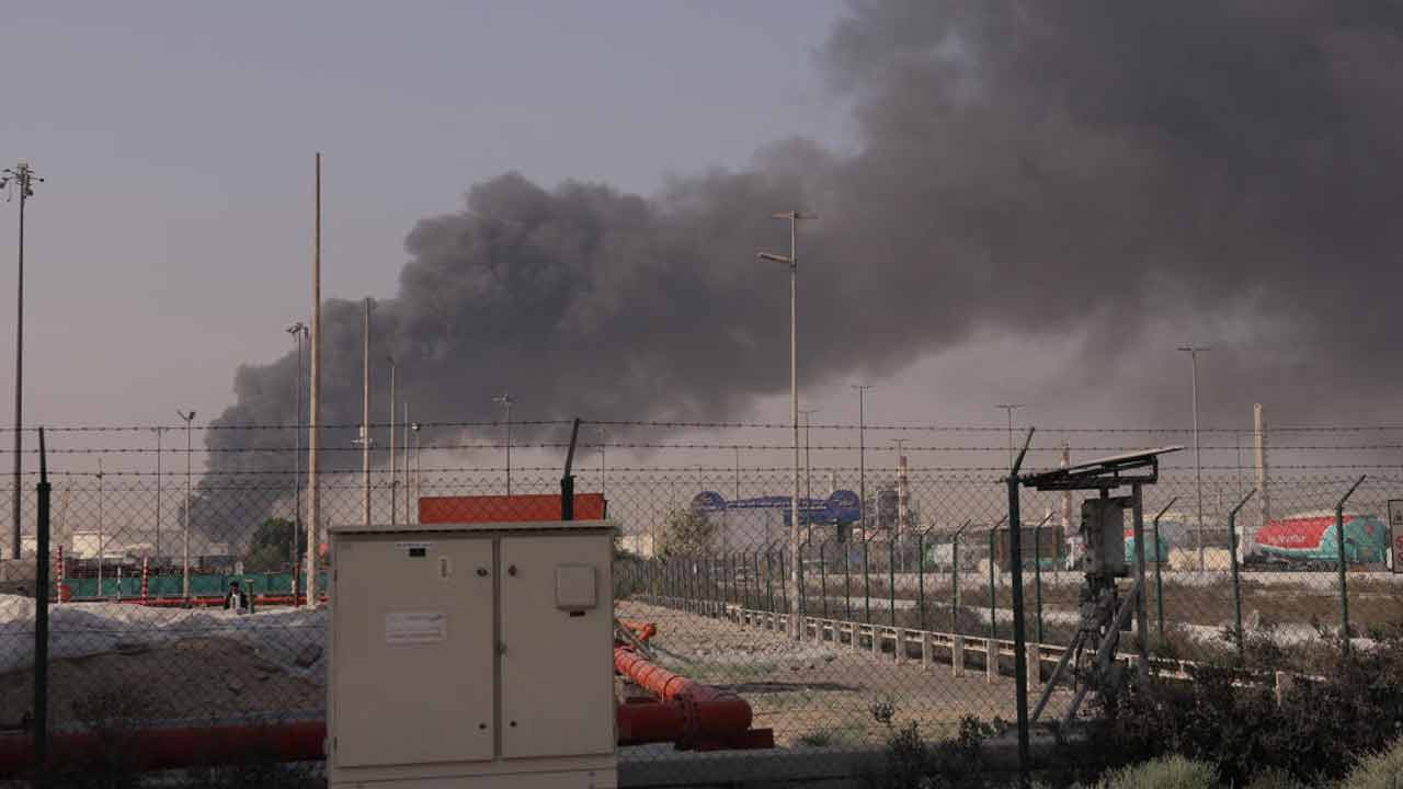 ইরানের হামলায় দুবাইয়ের আকাশে ধোঁয়া।