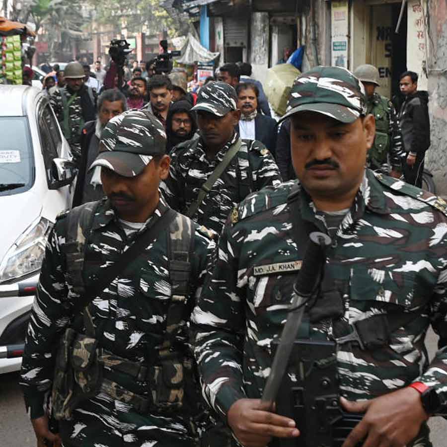 তল্লাশি অভিযানের সময়ে ইডির তদন্তকারী দলের সঙ্গে কেন্দ্রীয় বাহিনীর আধিকারিকেরা।