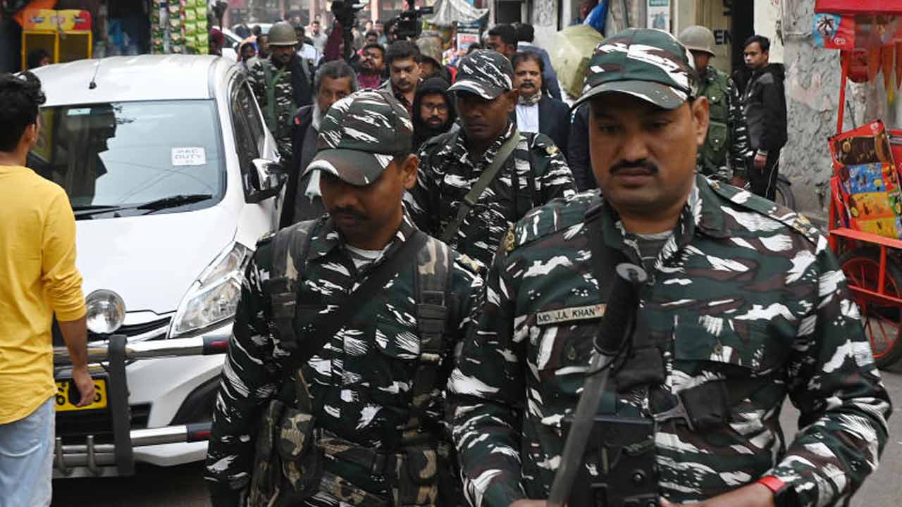 তল্লাশি অভিযানের সময়ে ইডির তদন্তকারী দলের সঙ্গে কেন্দ্রীয় বাহিনীর আধিকারিকেরা।
