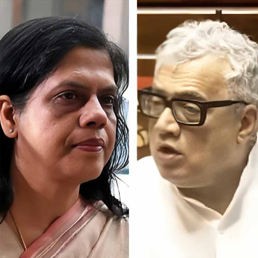 (বাঁ দিকে) অপসারিত মুখ্যসচিব নন্দিনী চক্রবর্তী এবং তৃণমূল সাংসদ ডেরেক ও’ব্রায়েন।