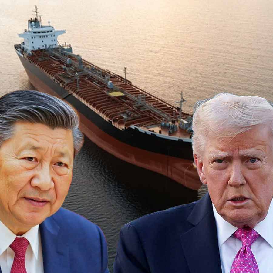 (বাঁ দিকে) চিনের প্রেসিডেন্ট শি জিনপিং। মার্কিন প্রেসিডেন্ট ডোনাল্ড ট্রাম্প (ডান দিকে)।