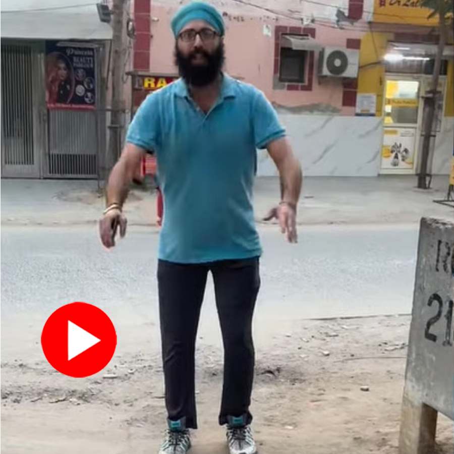 Video of brawl between a man and woman over feeding stray dogs in Faridabad dgtl