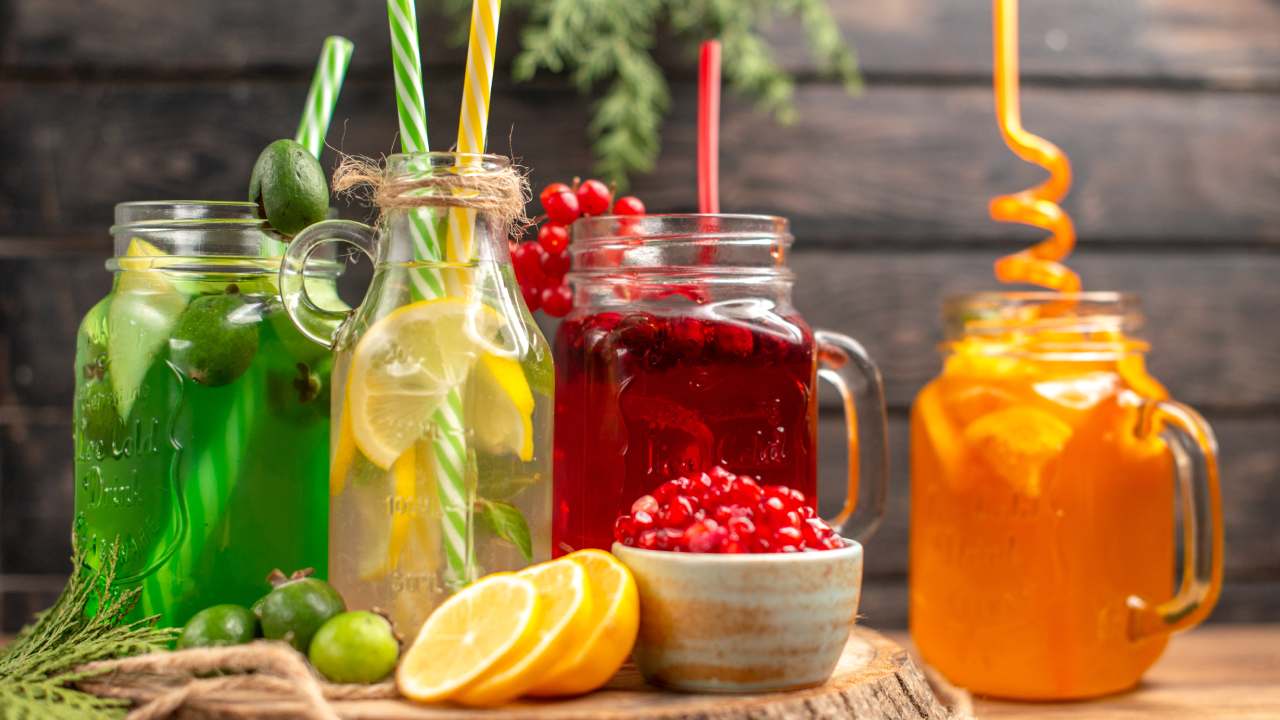 সানস্ট্রোক থেকে বাঁচতে শুধু জল নয়, কী কী মেশাবেন তাতে?