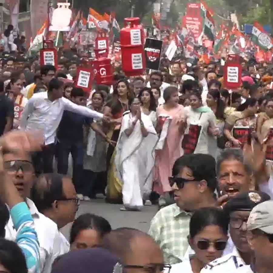 Mamata Banerjee Leads Rally in Kolkata Today Over LPG price hike and crisis live updates dgtl