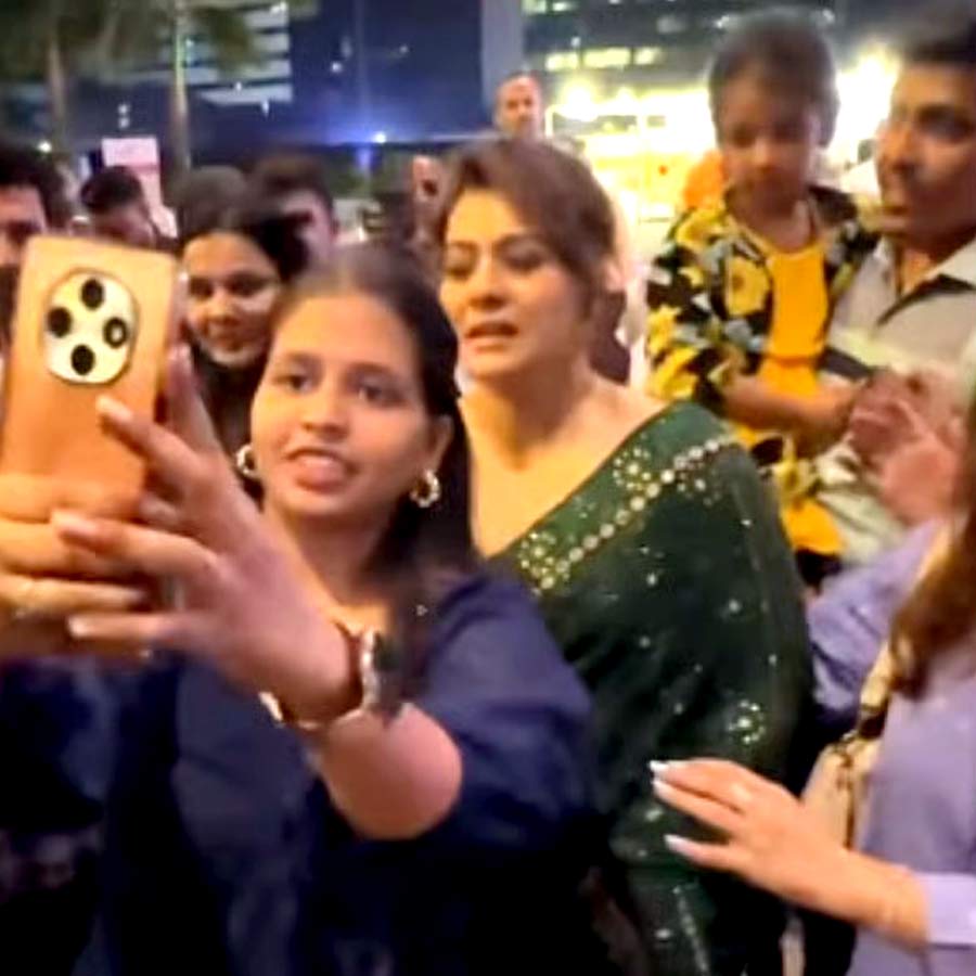 Kajol Refuses To Pose With Fans, Gets irritated After They Mob Her Outside Fashion Show