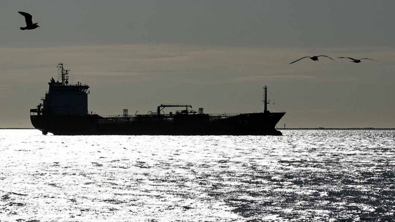 হরমুজ় প্রণালী পেরিয়ে গুজরাত উপকূলে পৌঁছোল শিবালিক।