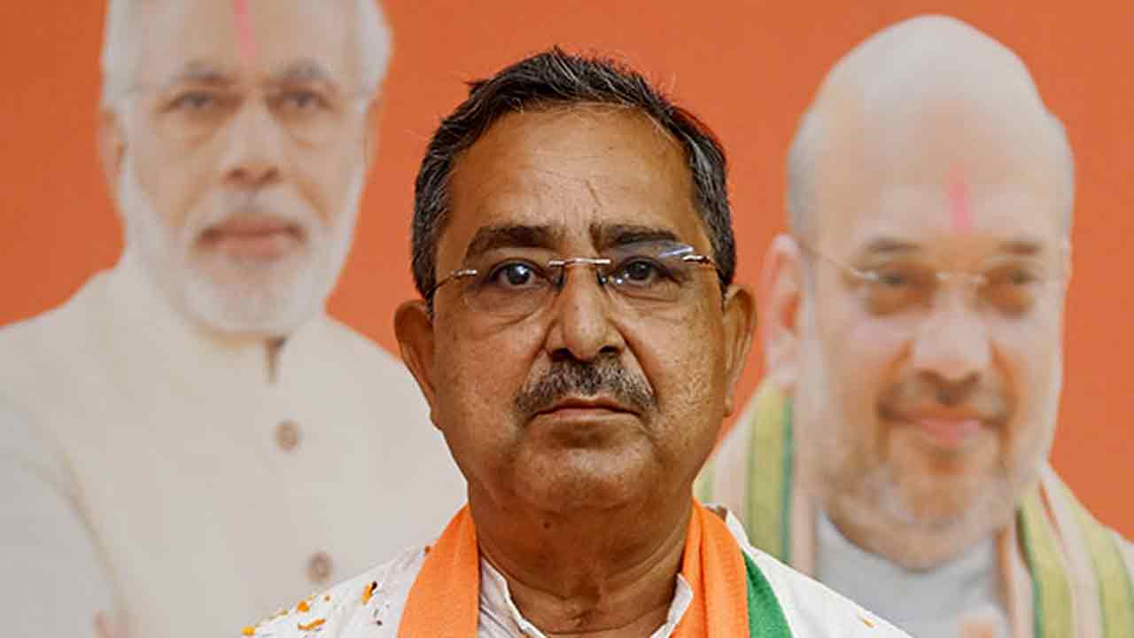 (বাঁ দিকে) নরেন্দ্র মোদী, অশোক লাহিড়ী (মাঝে) এবং অমিত শাহ (ডান দিকে)।