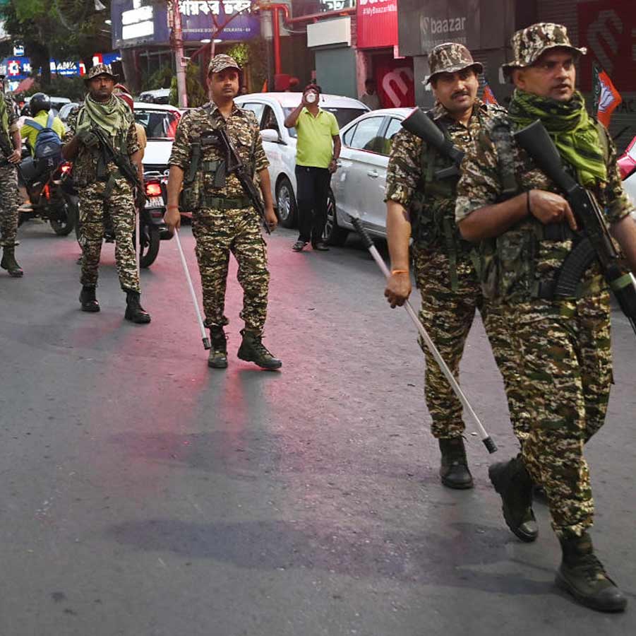 নজরদারি: এলাকা চিনতে কেন্দ্রীয় বাহিনীর টহল। সোমবার, বেন্টিঙ্ক স্ট্রিটে।
