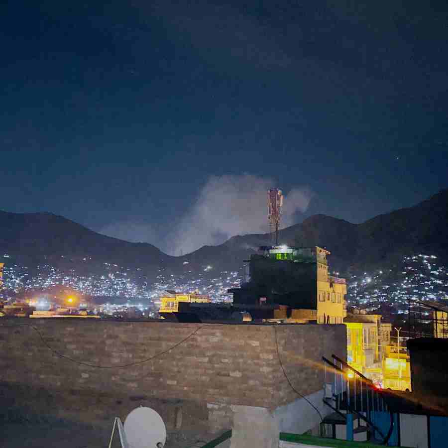 পাকিস্তানের হামলার পরে সোমবার রাতে কাবুলের আকাশে ধোঁয়া।