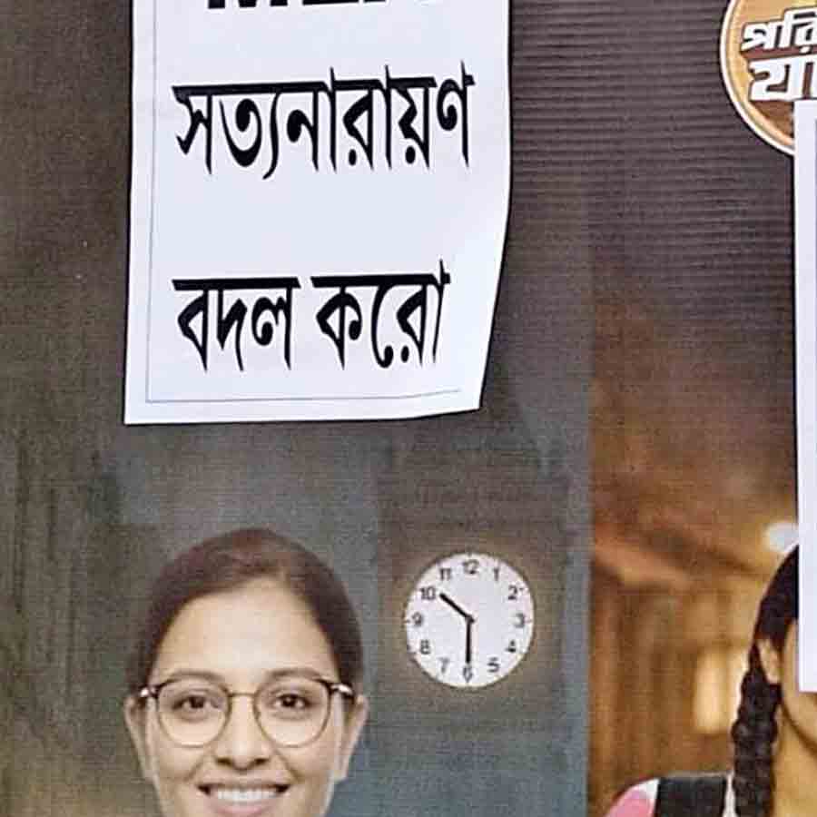 প্রার্থী তালিকা ঘোষণার আগে ছাতনায় পোস্টার পড়ে।