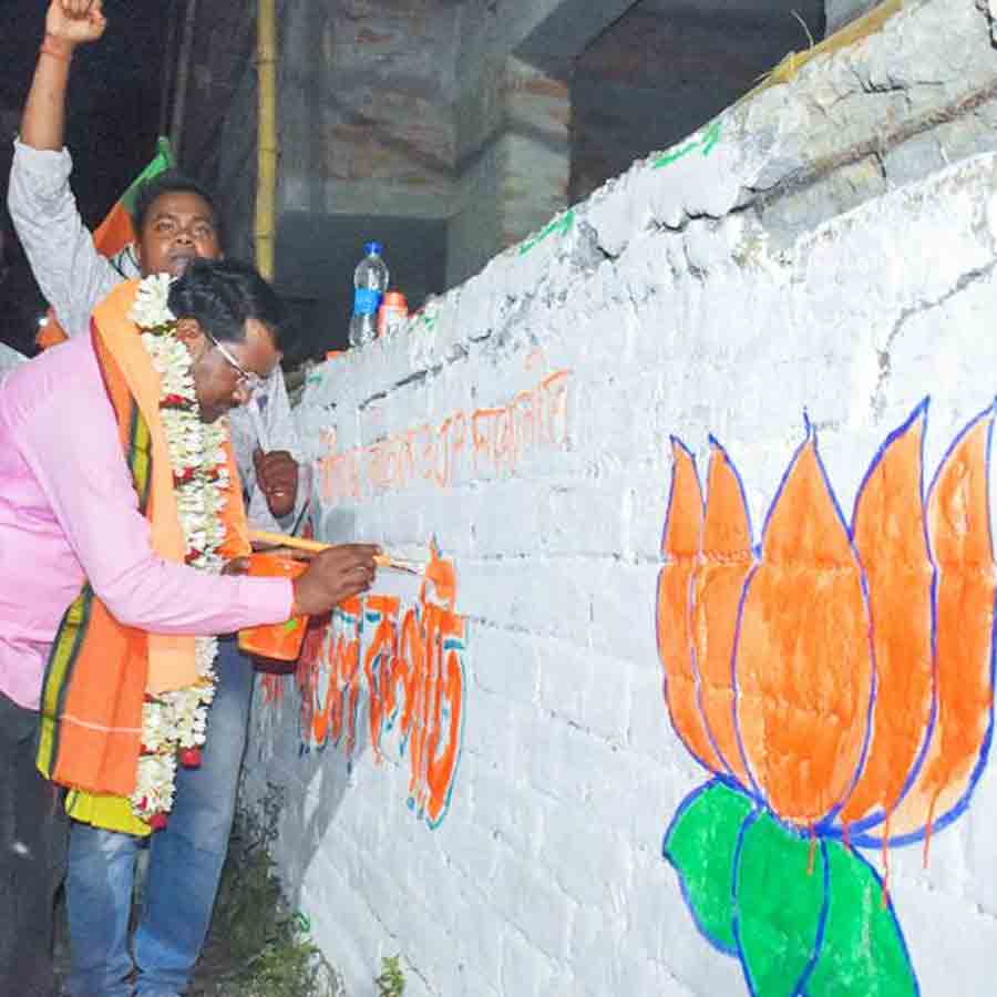 দেওয়াল লেখায় হাত লাগালেন ঘাটালের বিজেপি প্রার্থী শীতল কপাট। ১৬ নম্বর ওয়ার্ডে।