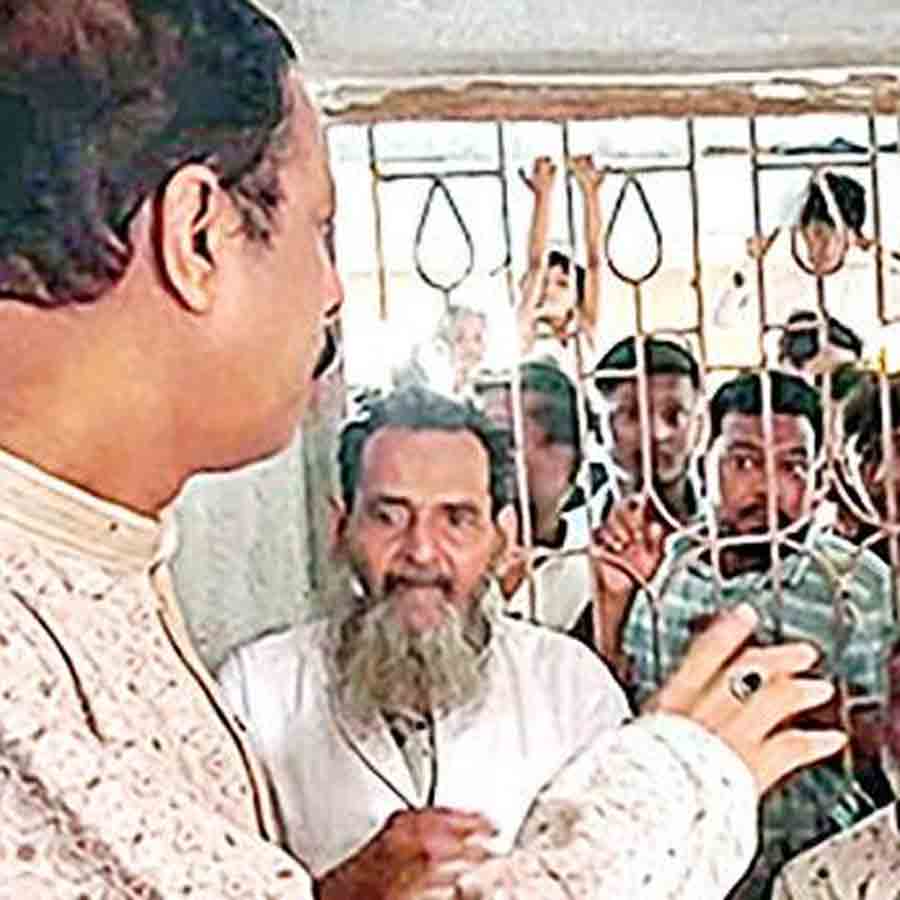 শ্যামনগরে মৃত আইএসএফ কর্মীদের পরিবারের সঙ্গে আরাবুল।