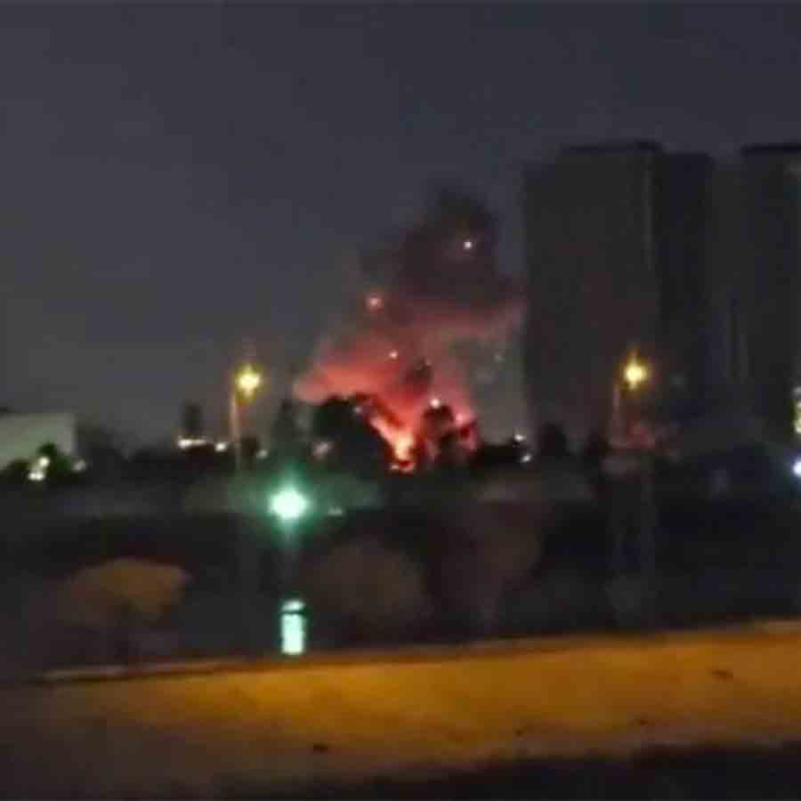 হামলার পরেই বাগদাদের মার্কিন দূতাবাসে দেখা গেল আগুন এবং ধোঁয়া।