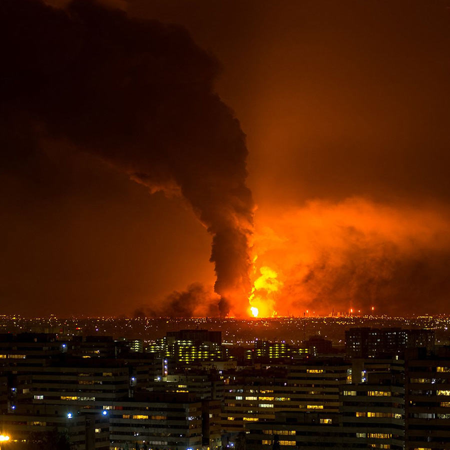 হামলার পরেই বাগদাদের মার্কিন দূতাবাসে দেখা গেল আগুন এবং ধোঁয়া।