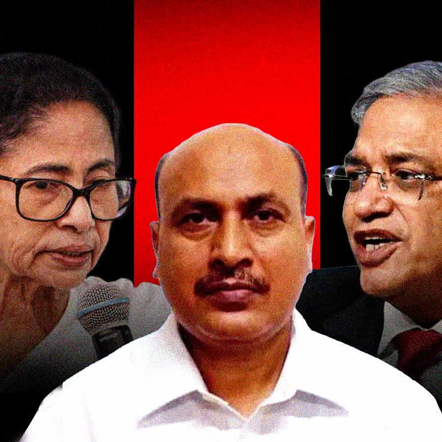 (বাঁ দিক থেকে) মুখ্যমন্ত্রী মমতা বন্দ্যোপাধ্যায়, রাজ্যের অপসারিত স্বরাষ্ট্রসচিব জগদীশপ্রসাদ মিনা এবং দেশের মুখ্য নির্বাচন কমিশনার জ্ঞানেশ কুমার।