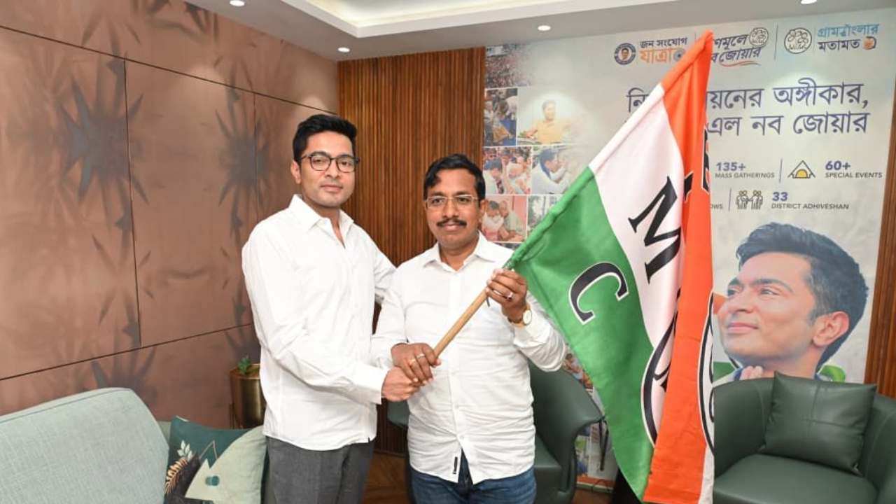 অভিষেক বন্দ্যোপাধ্যায়ের সঙ্গে পবিত্র কর।