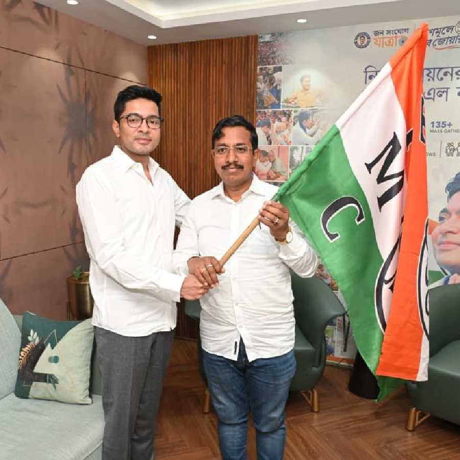 অভিষেক বন্দ্যোপাধ্যায়ের সঙ্গে পবিত্র কর।