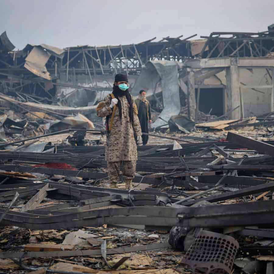 আফগানিস্তানের রাজধানী কাবুলে ধ্বংস হয়ে যাওয়া হাসপাতাল। সোমবার রাতে এই হাসপাতালে হামলা করে পাকিস্তান।