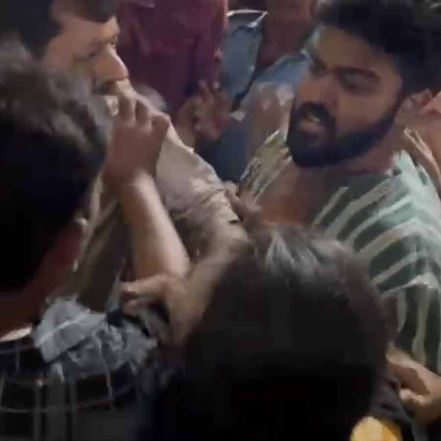 হাসপাতালে হাতাহাতি!