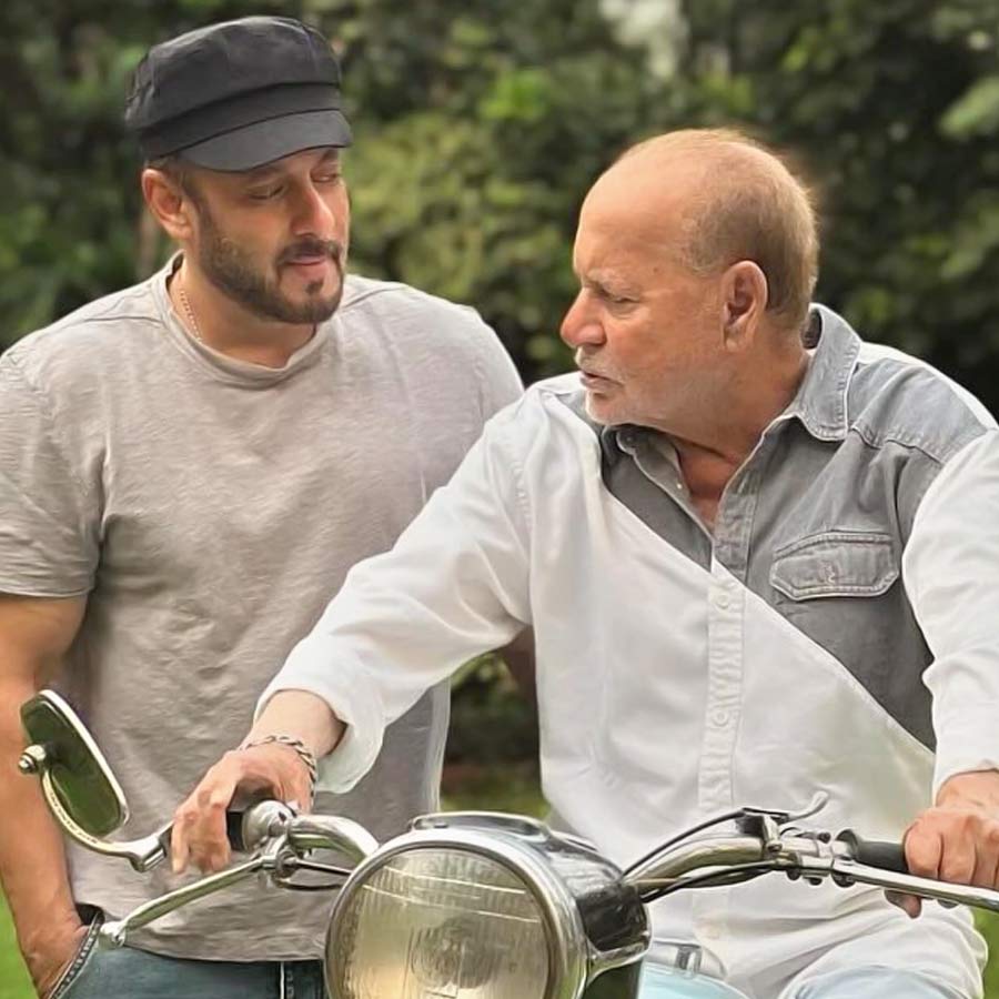 সলমন এ বার বাবা সেলিমকে নিয়ে নিশ্চিন্ত।