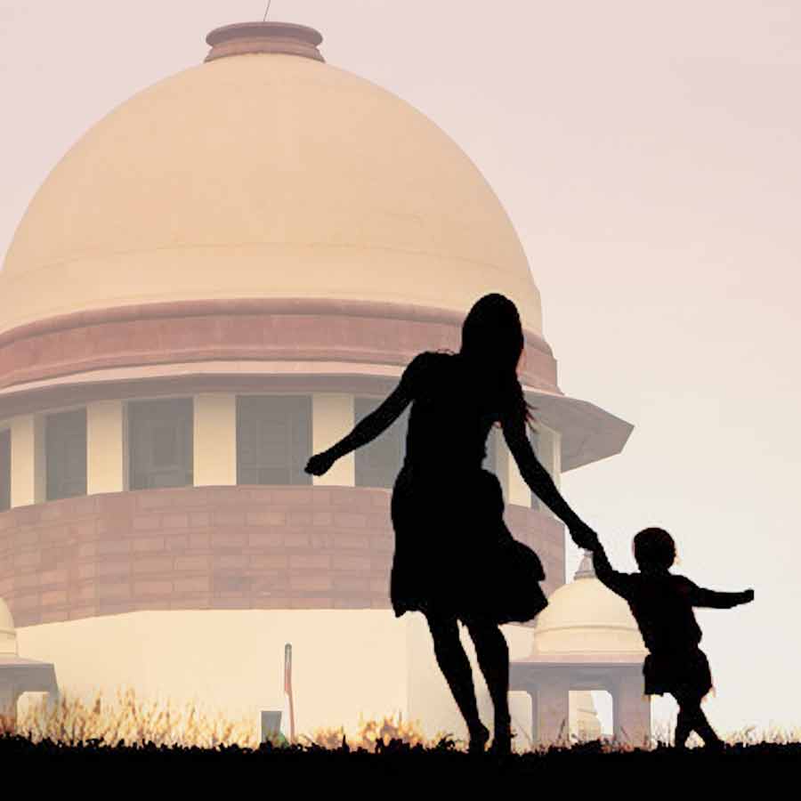 দত্তক নেওয়ার সময়ে সন্তানের বয়স কত, তার উপর নির্ভর করবে না মাতৃত্বকালীন ছুটি। জানাল সুপ্রিম কোর্ট।