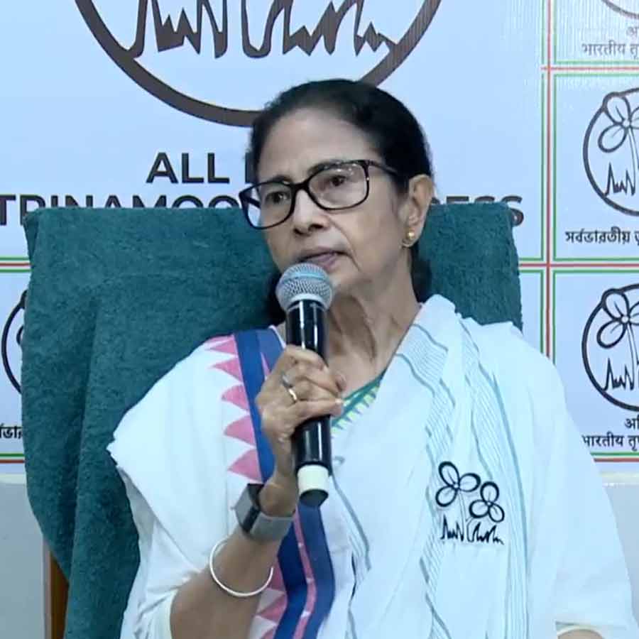 Mamata trains gun on BJP & EC again