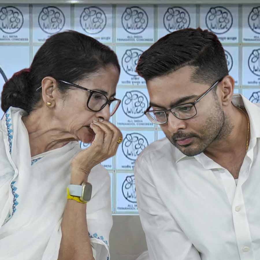 সাংবাদিক বৈঠকে মমতা বন্দ্যোপাধ্যায় এবং অভিষেক বন্দ্যোপাধ্যায়।
