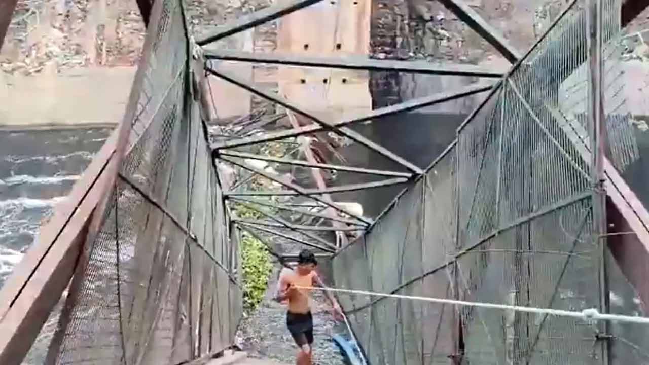Delhi iron bridge collapses into drain