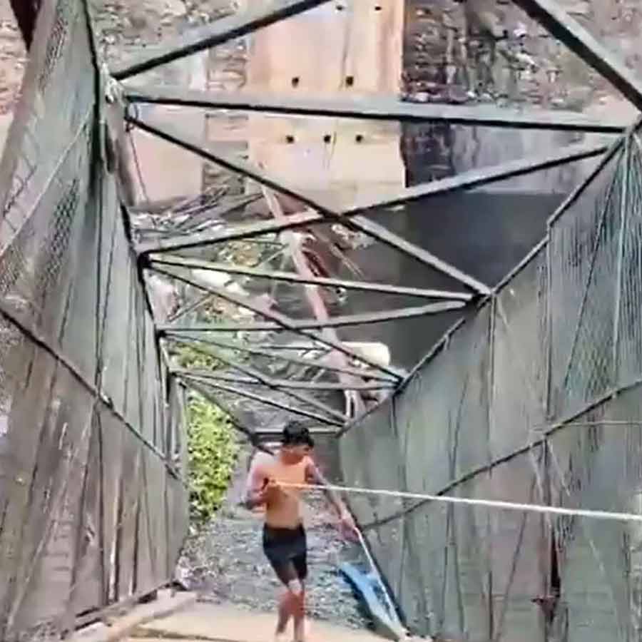 Delhi iron bridge collapses into drain