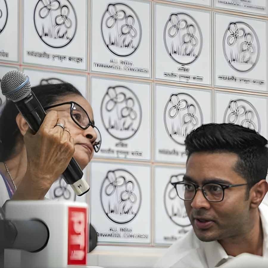 মঙ্গলবার কালীঘাটের বাসভবন থেকে তৃণমূলের প্রার্থিতালিকা প্রকাশ করেন মমতা বন্দ্যোপাধ্যায়। সঙ্গে ছিলেন অভিষেক বন্দ্যোপাধ্যায়ও।
