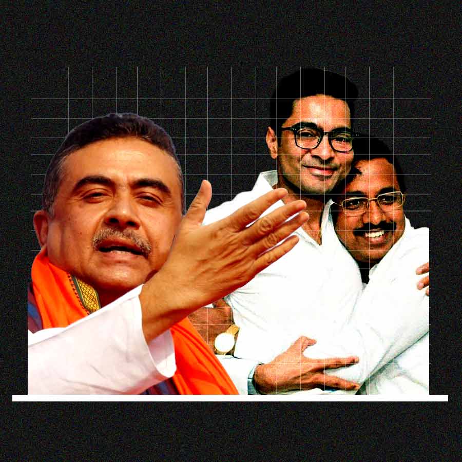 (বাঁ দিকে) শুভেন্দু অধিকারী এবং অভিষেক বন্দ্যোপাধ্যায়ের সঙ্গে নন্দীগ্রামের তৃণমূল প্রার্থী পবিত্র কর।