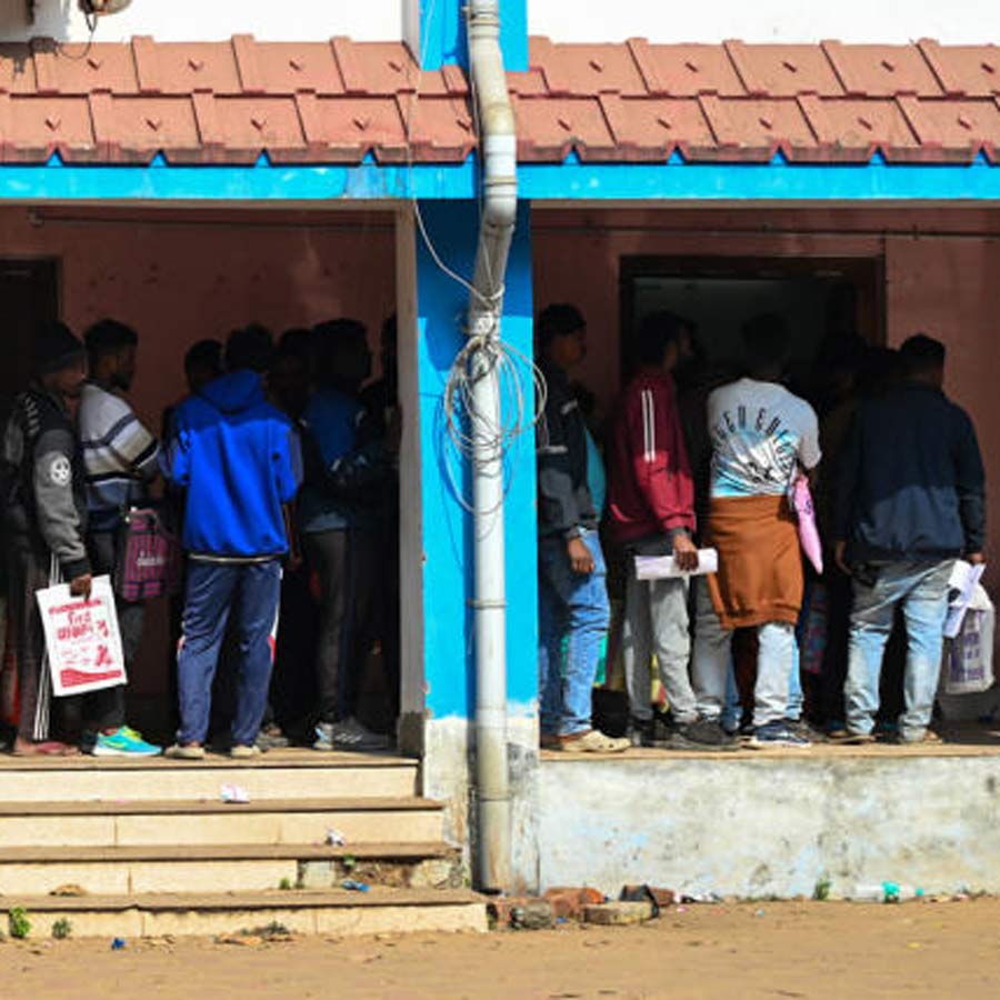 উদ্বেগ: এসআইআর-এর শুনানিতে নথি যাচাইয়ের লাইনে অপেক্ষারত সাধারণ মানুষ, ঝাড়গ্রাম, জানুয়ারি ২০২৬।