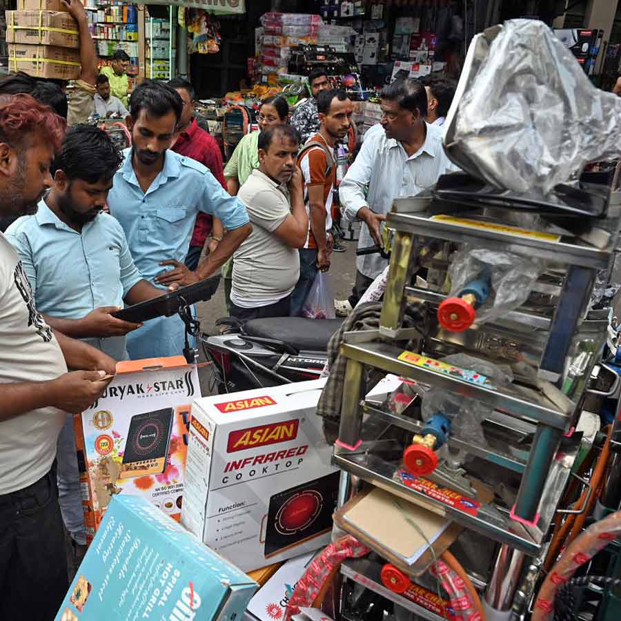 ইন্ডাকশন কুকটপ কিনতে ভিড়। মঙ্গলবার, চাঁদনি চক বাজারে।