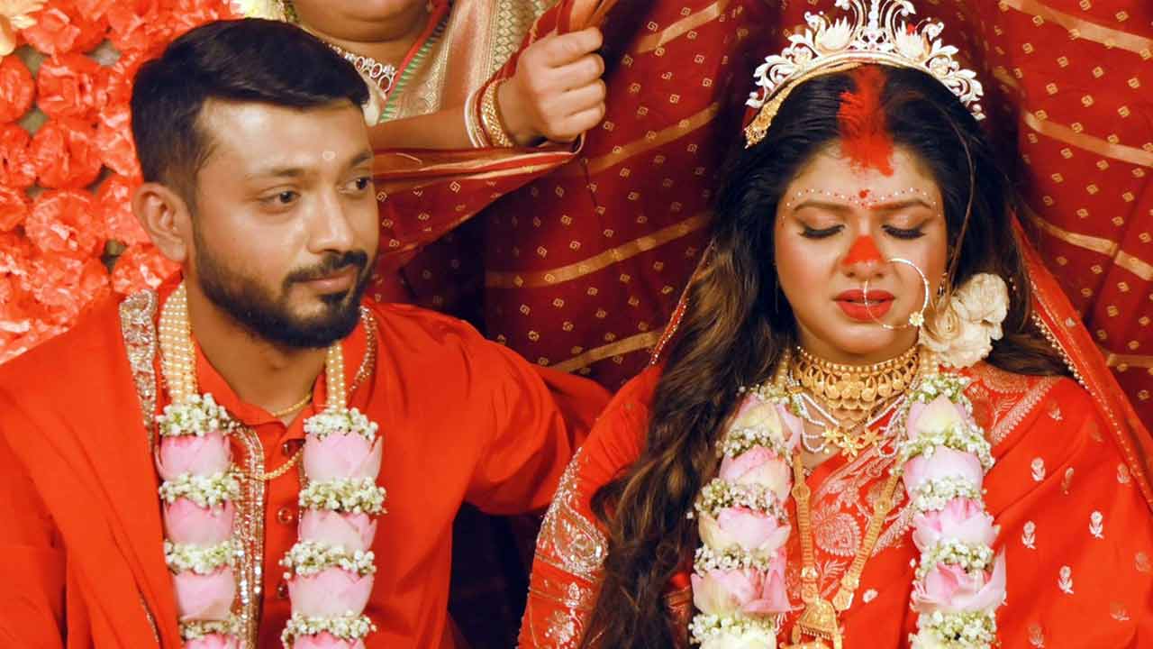 দ্বিতীয় বার বিয়ের পিঁড়িতে সুস্মিতা, আবেগপ্রবণ অভিনেত্রী।