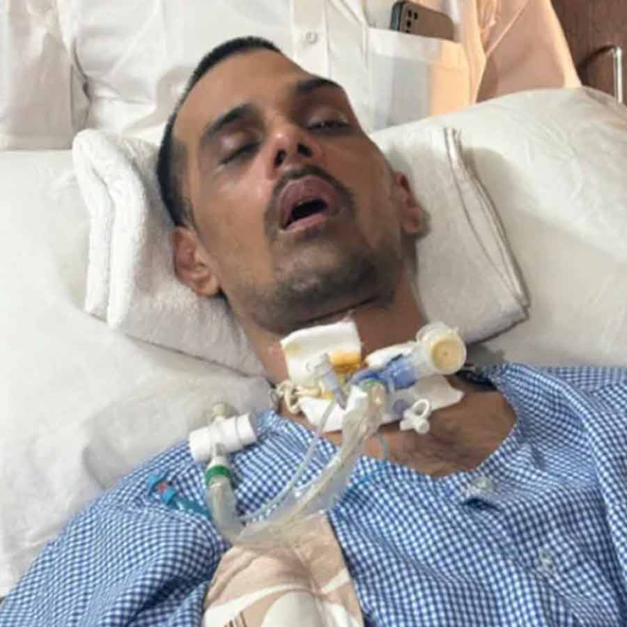 আনন্দ দীক্ষিত। ২০২৩ সাল থেকে শয্যাশায়ী। ছবি: সংগৃহীত।