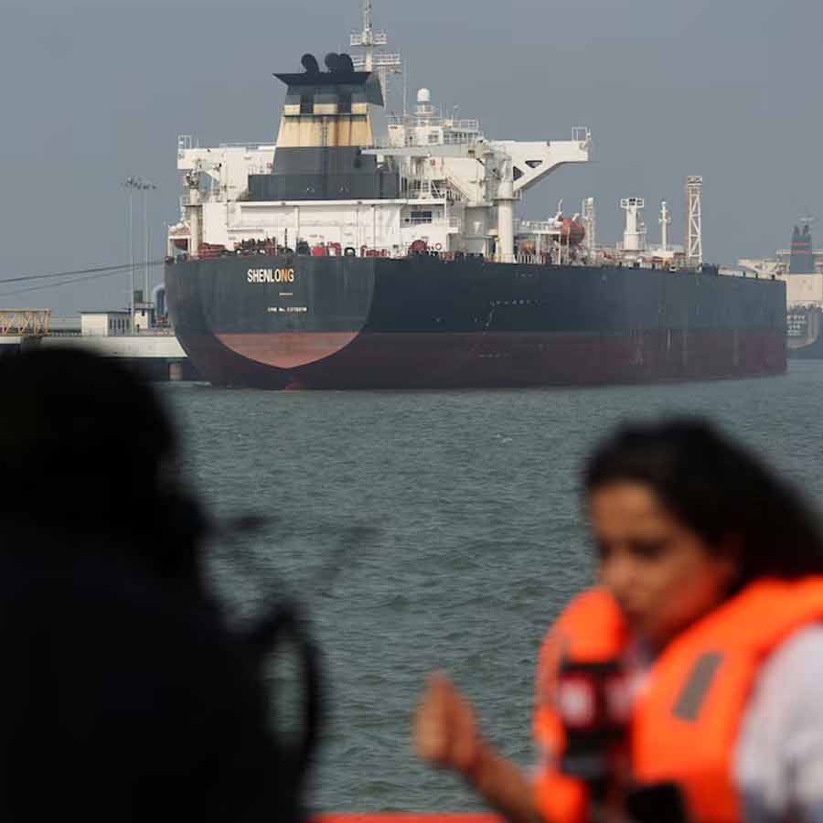 সমুদ্রে ভাসমান রুশ জাহাজ।