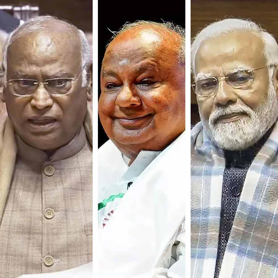 (বাঁ দিক থেকে) মল্লিকার্জুন খড়্গে, এইচডি দেবগৌড়া এবং নরেন্দ্র মোদী।