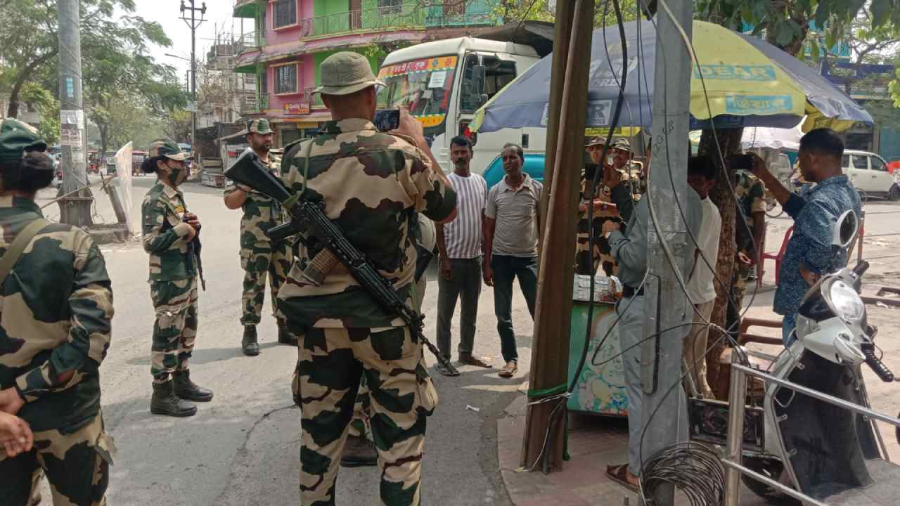 কোচবিহারে টহল দিচ্ছি কেন্দ্রীয় বাহিনী।