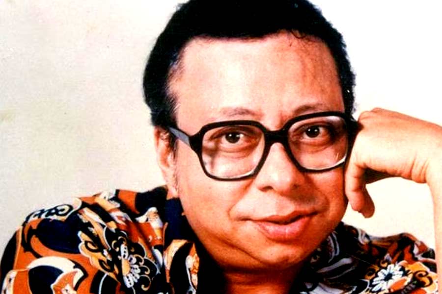 গানের বাণী রচনার দায়িত্ব ছিল শৈলেন্দ্রের উপর। কিন্তু তাঁর মাথায় একটি শব্দও আসছিল না। অন্য দিকে, সময়ও পার হয়ে যাচ্ছিল। শচীন বাধ্য হয়ে সময়ের চাকায় বেঁধে দিয়েছিলেন শৈলেন্দ্রকে। তাঁর পুত্র রাহুল দেব বর্মনকে গান নিয়ে তাড়া দিতে শৈলেন্দ্রের বাড়িতে পাঠিয়েছিলেন শচীন। বাবার আদেশ অমান্য করতে পারেননি রাহুল।