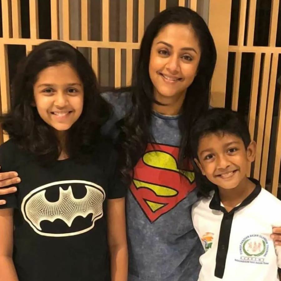 জ্যোতিকা এবং তাঁর দুই সন্তান।