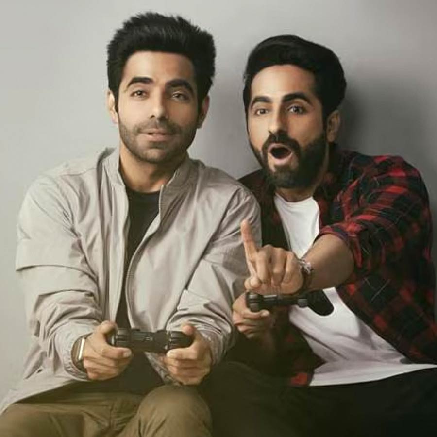 (বাঁ দিকে) অপারশক্তি খুরানা, (ডান দিকে) আয়ুষ্মান খুরানা।