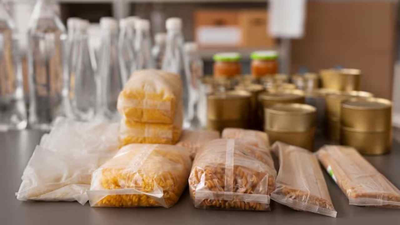 প্যাকেটজাত খাবারের চাহিদা বেড়েছে অনলাইনে।