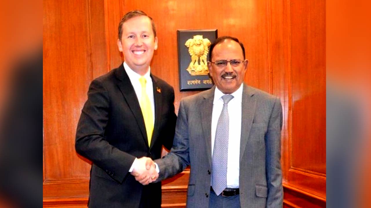 সার্জিও গোরের (বাঁ দিকে) সঙ্গে অজিত ডোভালের বৈঠক (ডান দিকে) ।