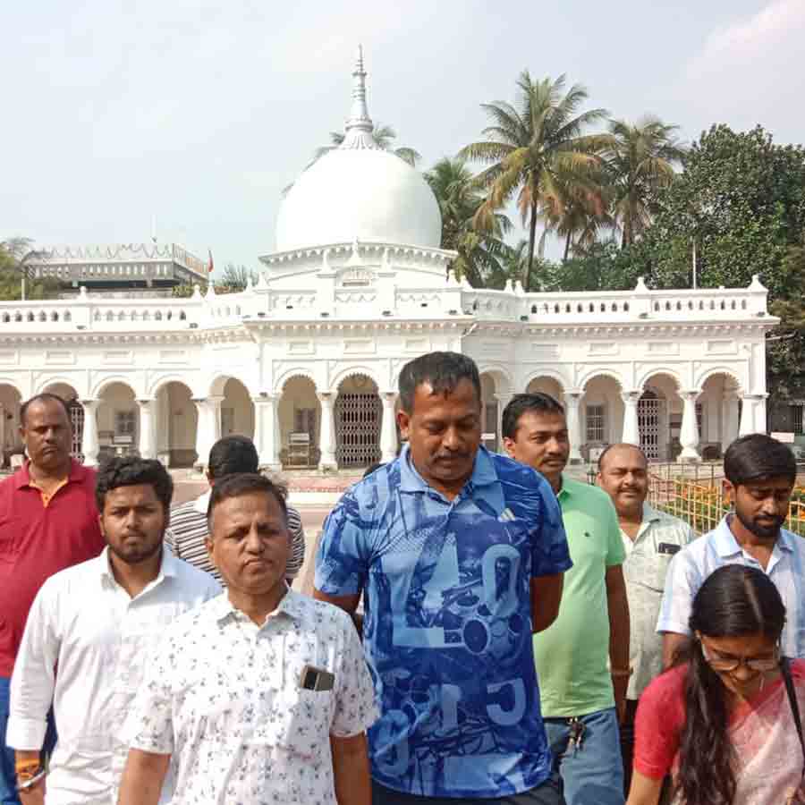 মদনমোহন মন্দিরে শিবশঙ্কর পাল।