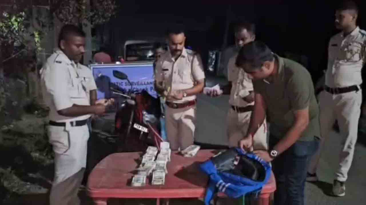 উদ্ধার হওয়া টাকা।