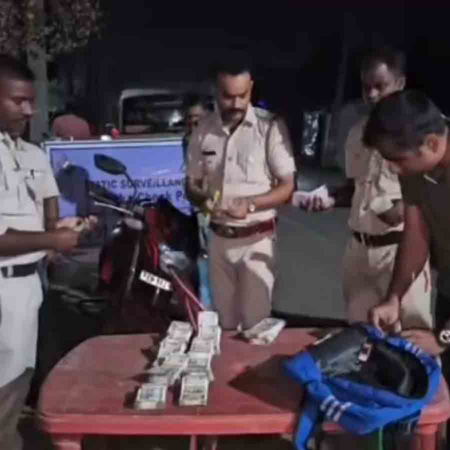 উদ্ধার হওয়া টাকা।