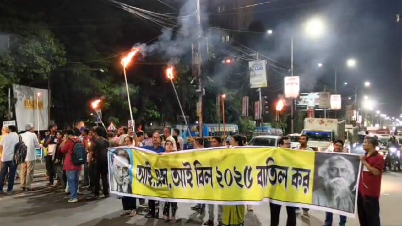 বুধবার আইএসআইয়েরর ছাত্র, কর্মী, অধ্যাপক এবং প্রাক্তনদের একাংশ মোমবাতি এবং মশাল মিছিল করেন রাস্তায়।