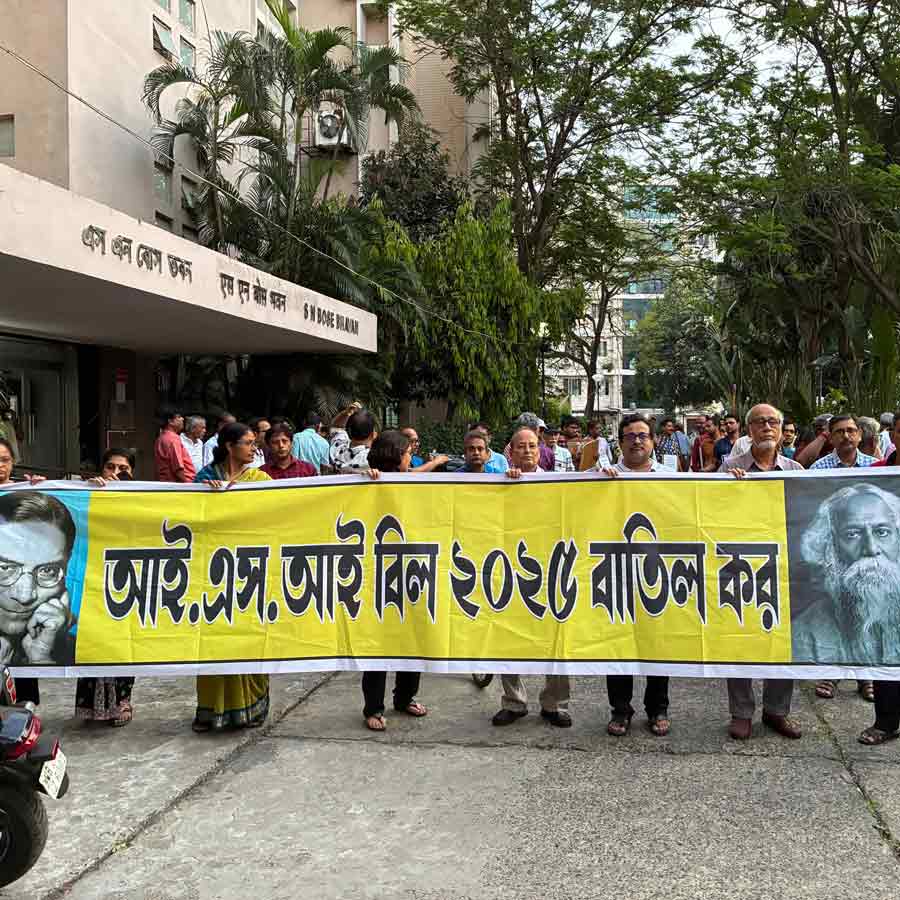 বুধবার আইএসআইয়েরর ছাত্র, কর্মী, অধ্যাপক এবং প্রাক্তনদের একাংশ মোমবাতি এবং মশাল মিছিল করেন রাস্তায়।