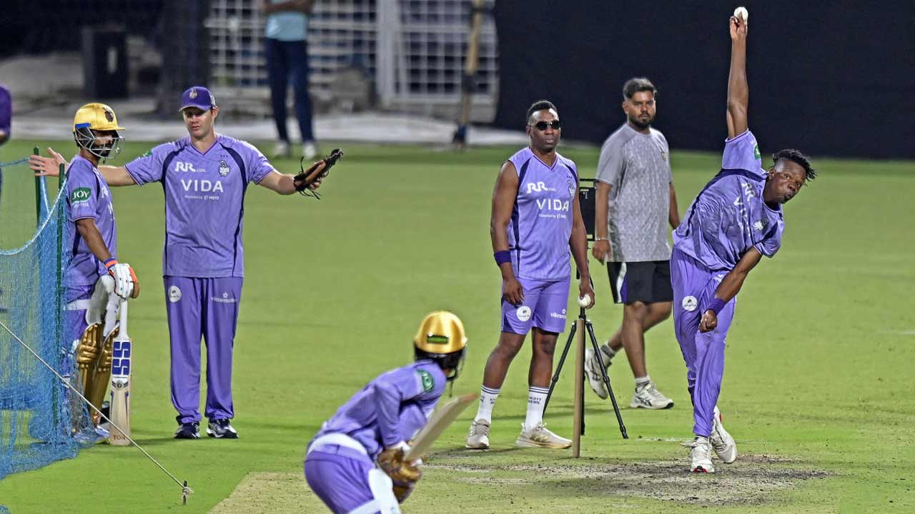 মহড়া: ইডেনে নেমে পড়ল কেকেআর। অঙ্গকৃশকে বল করছেন মুজ়ারাবানি। সহকারী কোচ ওয়াটসনের ক্লাসে রাহানে। বুধবার।